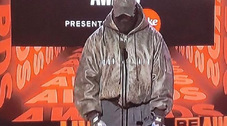Kanye West trends on Twitter due to BET Awards outfit