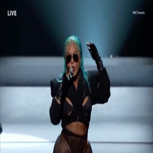 Lil Kim heavily criticized on Twitter after BET Awards performance