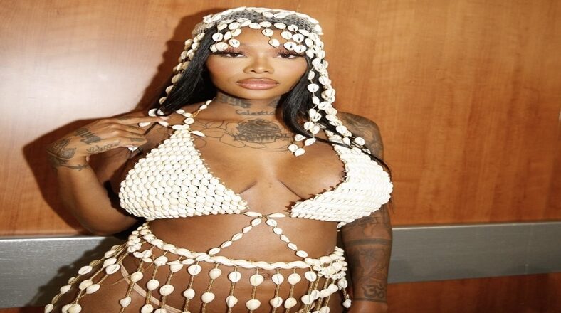 Summer Walker fuels pregnancy rumors in new photos
