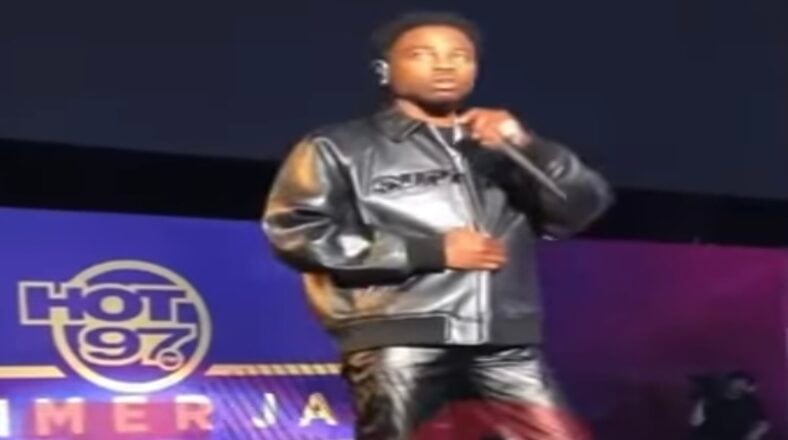 Roddy Ricch and fans say "F*ck NYPD" at Summer Jam
