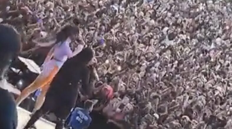 Nicki Minaj and BIA perform "Whole Lotta Money" at Wireless Festival
