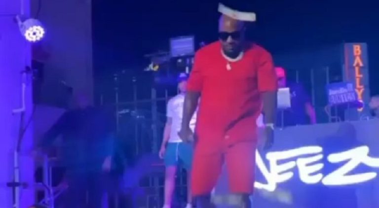 Jeezy slaps money back at fans throwing it at him during concert