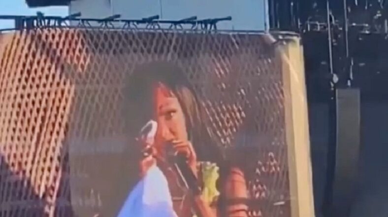 Summer Walker happy cried when the crowd sang her song word for word