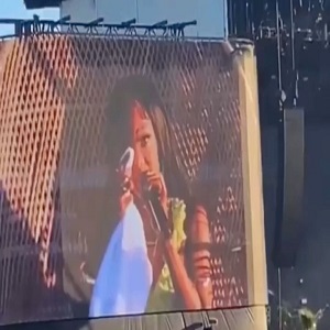 Summer Walker happy cried when the crowd sang her song word for word