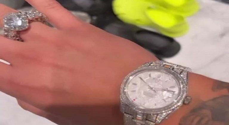 Drake's hand trends on Twitter as he shows off ring and watch