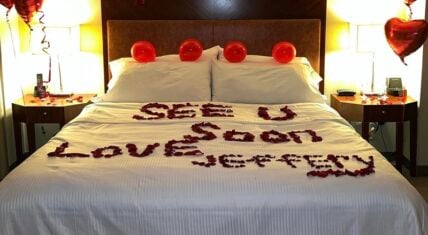Young Thug sends Mariah The Scientist balloons and rose petals