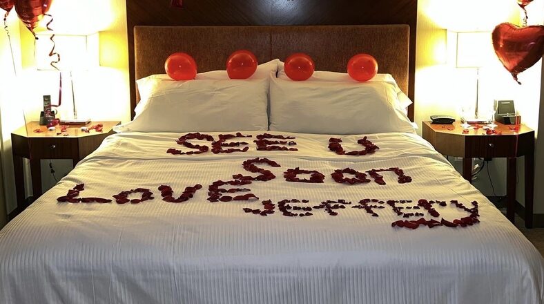 Young Thug sends Mariah The Scientist balloons and rose petals