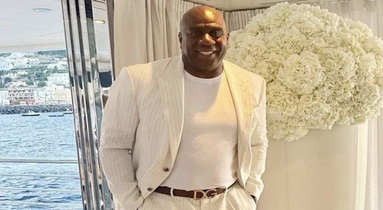 Magic Johnson denies that he donated blood this month