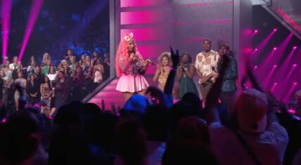 Nicki Minaj ends Kanye West beef rumors during VMAs speech