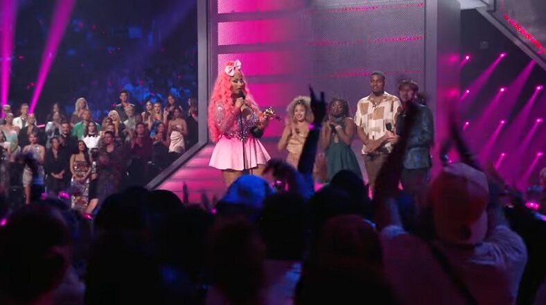 Nicki Minaj ends Kanye West beef rumors during VMAs speech