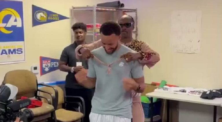 Snoop Dogg gives Stephen Curry a Death Row chain