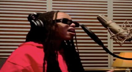 Chlöe performs cover of Beyoncé's "Plastic Off The Sofa"