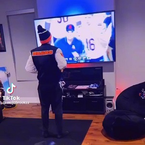 Chicago Bears fan cries after team loses and kicks girlfriend out