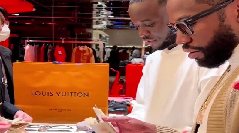 Floyd Mayweather shops with personal money counter in Japan