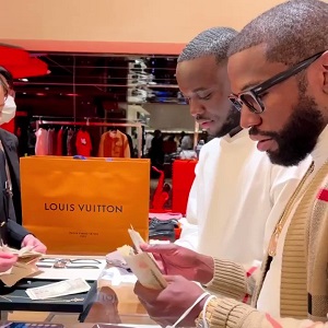 Floyd Mayweather shops with personal money counter in Japan