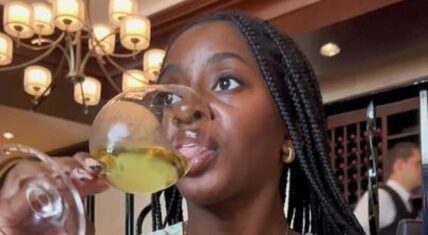 Woman goes to expensive restaurants to get men to pay her bill