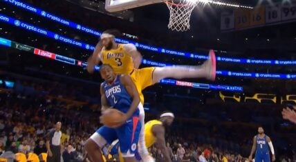 Anthony Davis has scary fall on his shoulder over Kawhi Leonard