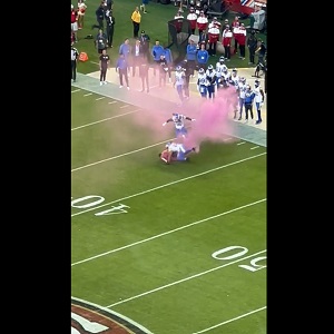 Bobby Wagner tackles fan who ran onto the field during game