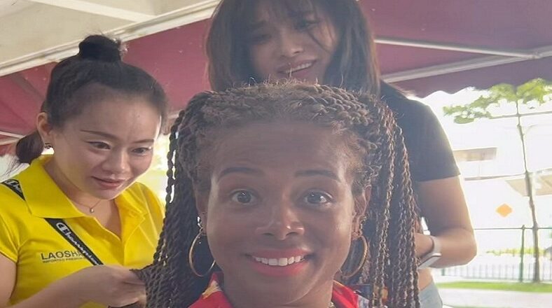 Kelis lets random people in Singapore play with her hair