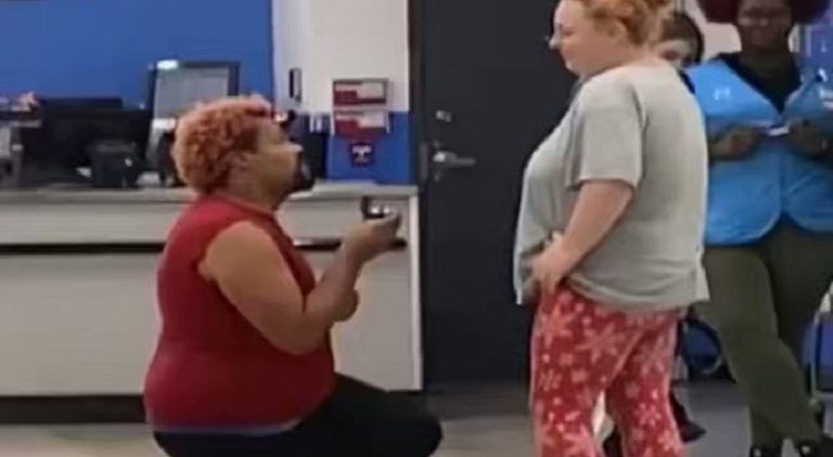 Man proposes to his girlfriend at Walmart customer service