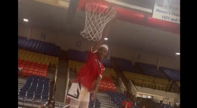 Daja Woodard goes viral for one handed dunk in practice