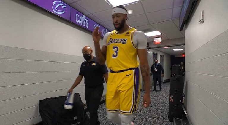 Anthony Davis leaves Lakers-Cavs game with flu like symptoms