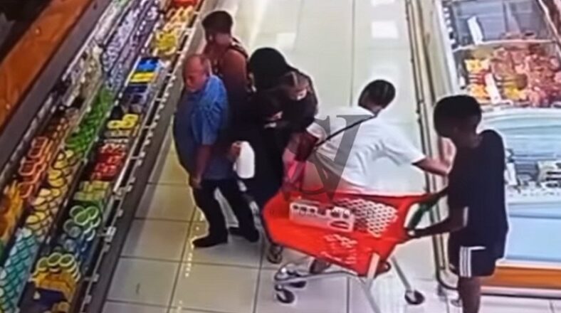 Family tries to steal woman's wallet from her waist in supermarket