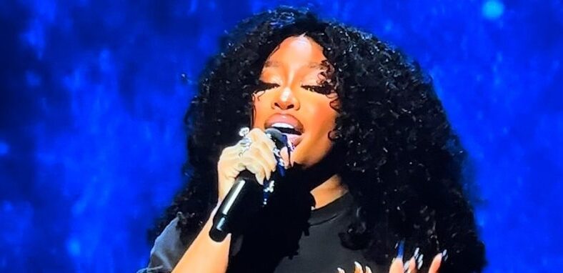 SZA performs "Shirt" single on SNL