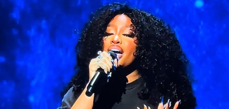 SZA performs "Shirt" single on SNL