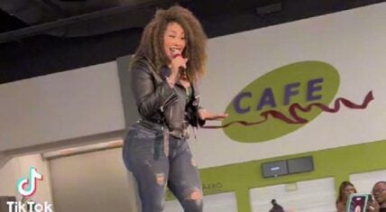 Keke Wyatt does concert at mall food court