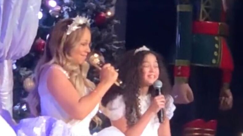 Mariah Carey and her daughter perform Christmas duet