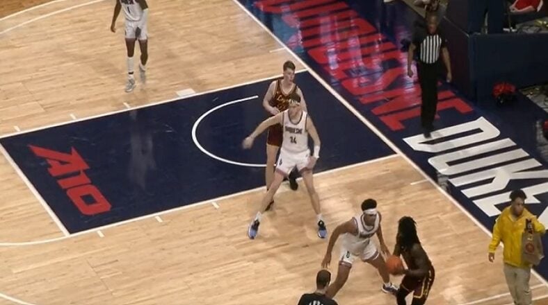 Uber eats worker delivers food to referee during basketball game