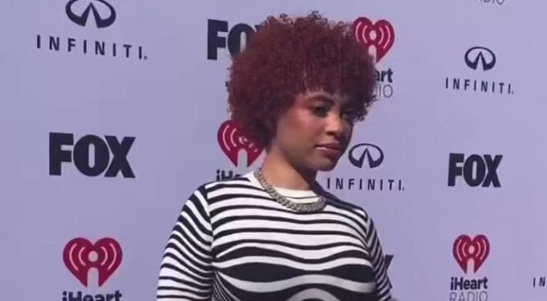 Ice Spice's tired look at the iHeart Awards goes viral