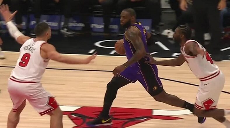 LeBron James clowned for traveling against Bulls