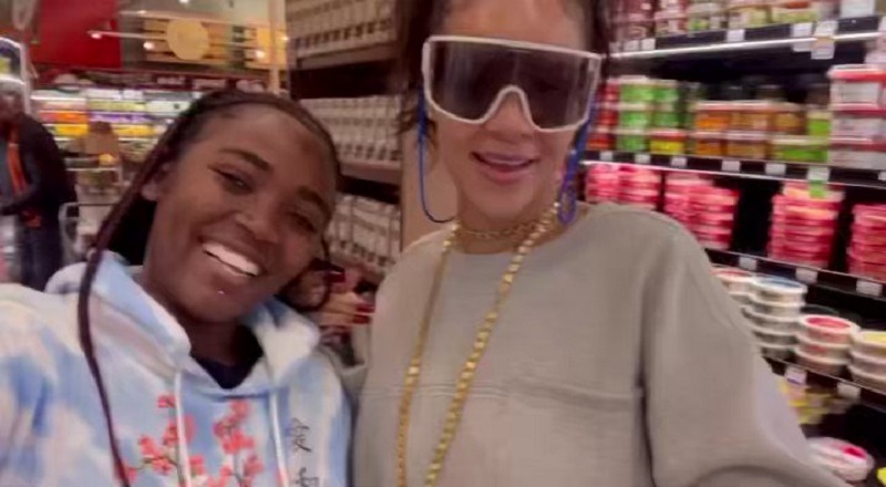 Rihanna does video with fan she met at LA grocery store