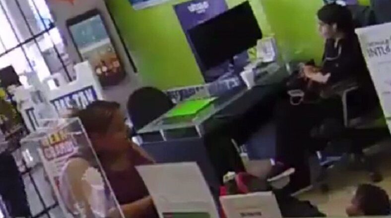 Store manager locks robber inside until the police arrive