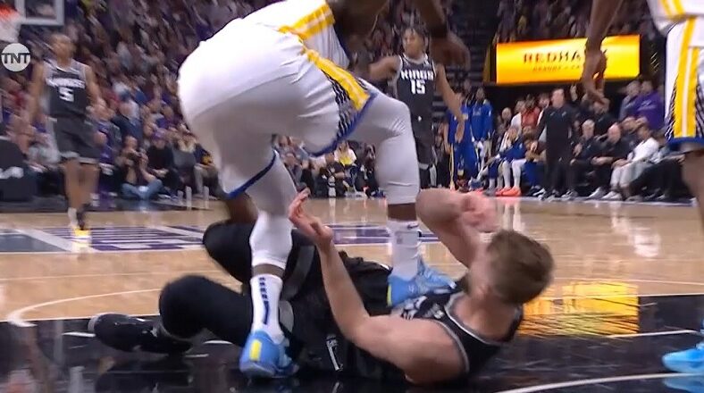 Draymond Green stomps Domantas Sabonis arm for grabbing leg