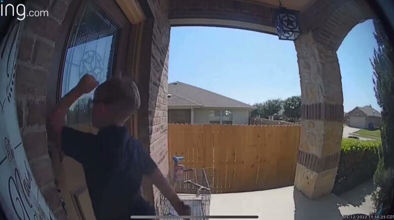 White kid bangs on Black family's door with a whip