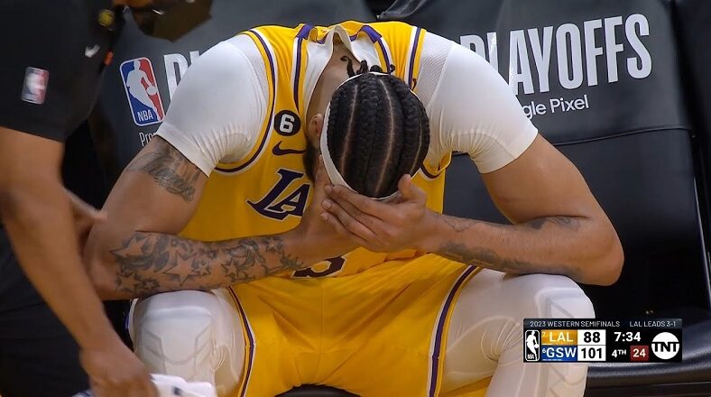 Anthony Davis gets elbowed in the face by Kevon Looney