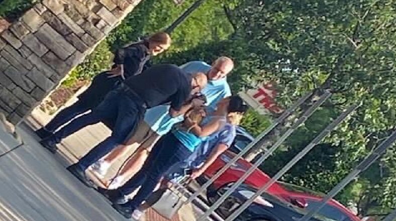 Man exposes Longhorn Steakhouse waiters touching dogs