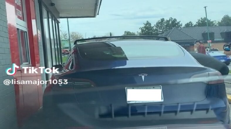 Tesla dies in McDonalds drive thru trapping the customers behind