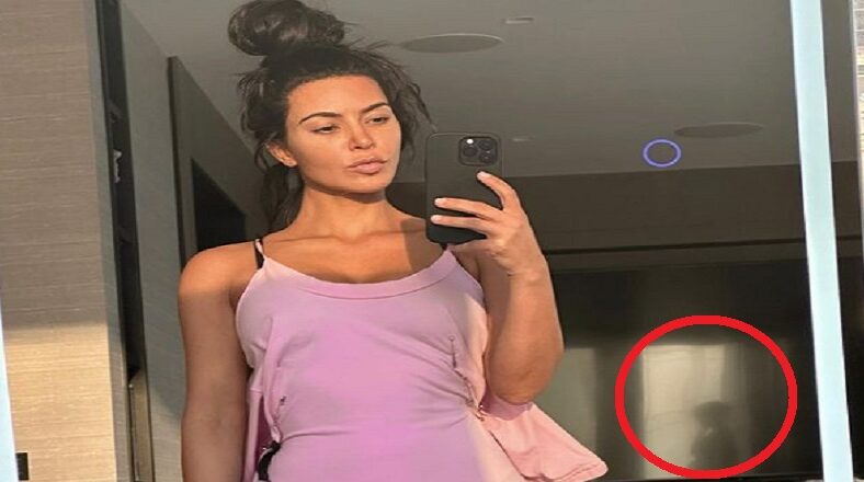 Kim Kardashian gets photobombed by mystery woman
