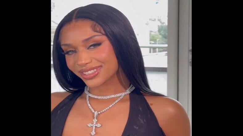 Woman gets made fun of for wearing fake jewelry in viral video