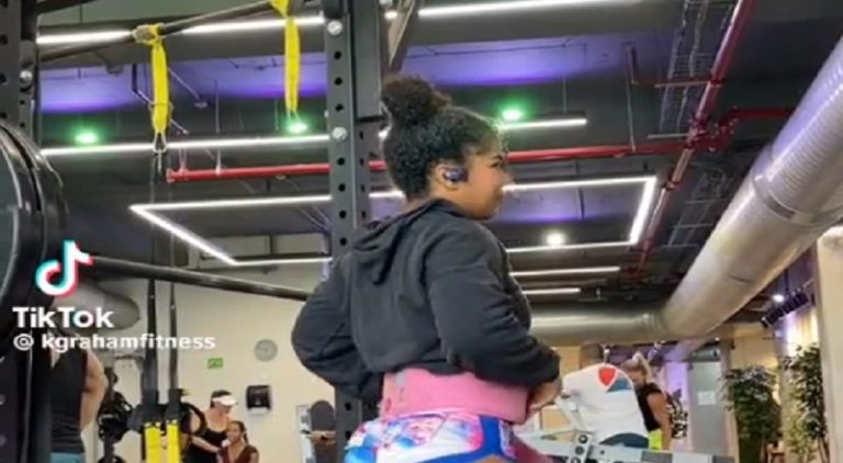 Woman intentionally showed off her back side in the gym