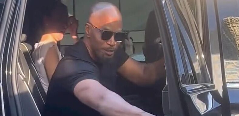 Jamie Foxx returns lost purse to woman in Chicago