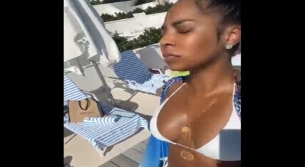 Ashanti shows off her bikini body and owns the internet