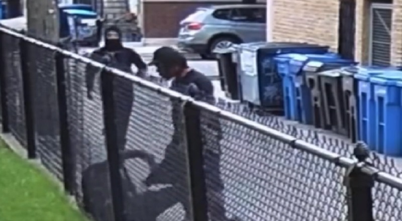 Chicago man got jumped and robbed by two men in alley