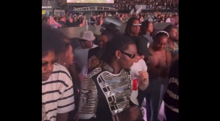 Jay-Z and Offset line dance during Beyonce's performance