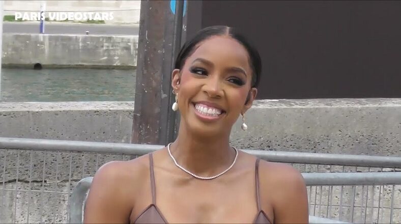 Kelly Rowland has wardrobe malfunction at Paris Fashion Week
