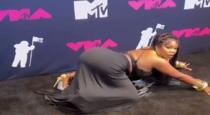 Sukihana dances and twerks on the floor at the VMAs red carpet